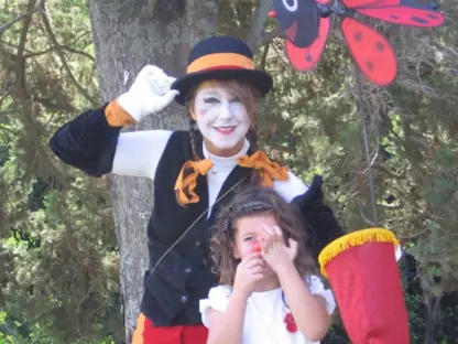 Artista de clown junto a una niña durante una función