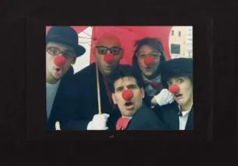 Grupo de clowns posando en escena