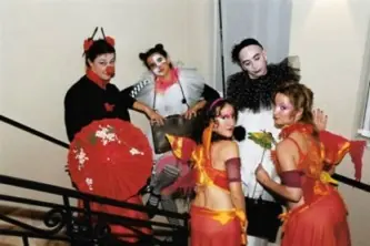 Grupo de artistas con vestuario de clown en una escalera