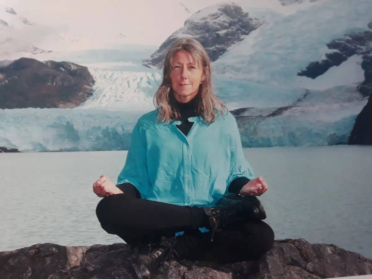 Carla Giúdice meditando frente a un glaciar