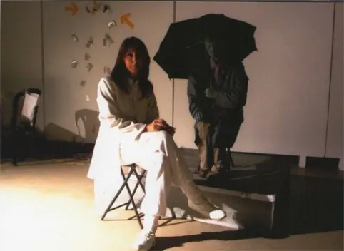 Escena de Spa Conceptual con una intérprete sentada